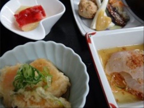 センチュリーシティ都島のお食事。品数の多い栄養バランスの摂れた料理を提供している。