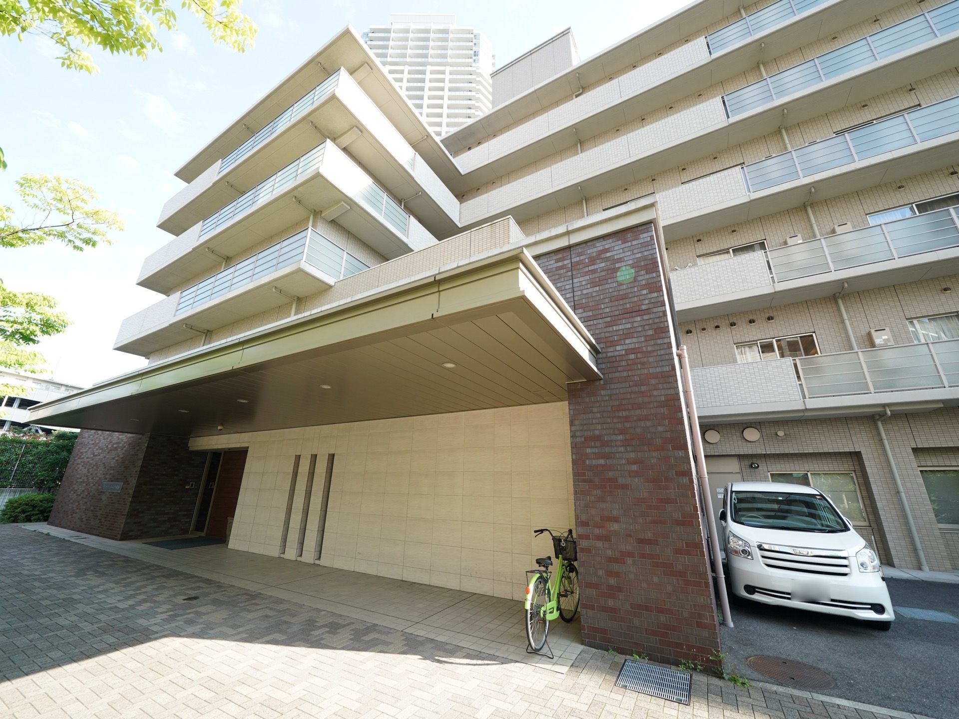 スタイリッシュなマンションタイプの、６階建ての建物である。玄関周りはタイル張りで、駐車スペースも備わっている。