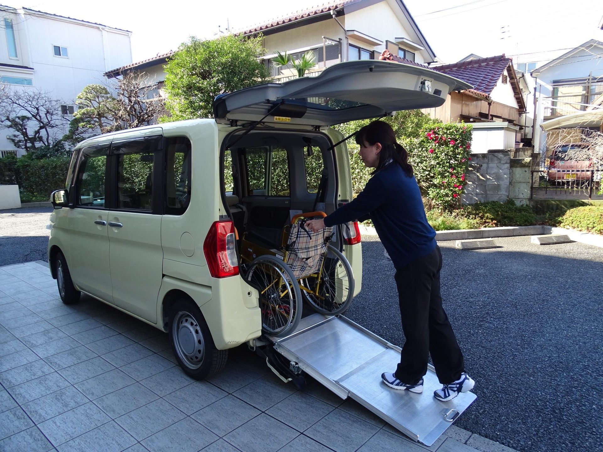 白と茶色のツートンの壁面に沿うように置かれたソファー