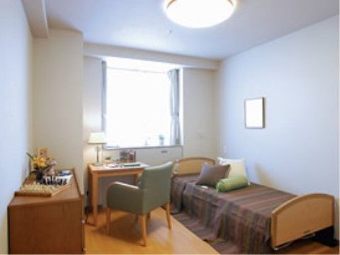 「センチュリーシティ北浦和」の居室。介護ベッドはお好みの位置に設置できる。
