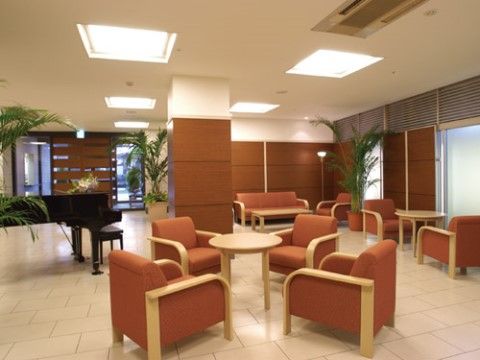「センチュリーシティ北浦和」のロビーラウンジ。椅子には、左右に肘掛けを設置している。