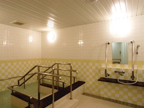 「センチュリーシティ北浦和」の一般浴室。浴槽には、低めの段差、介助手すりを設置している。