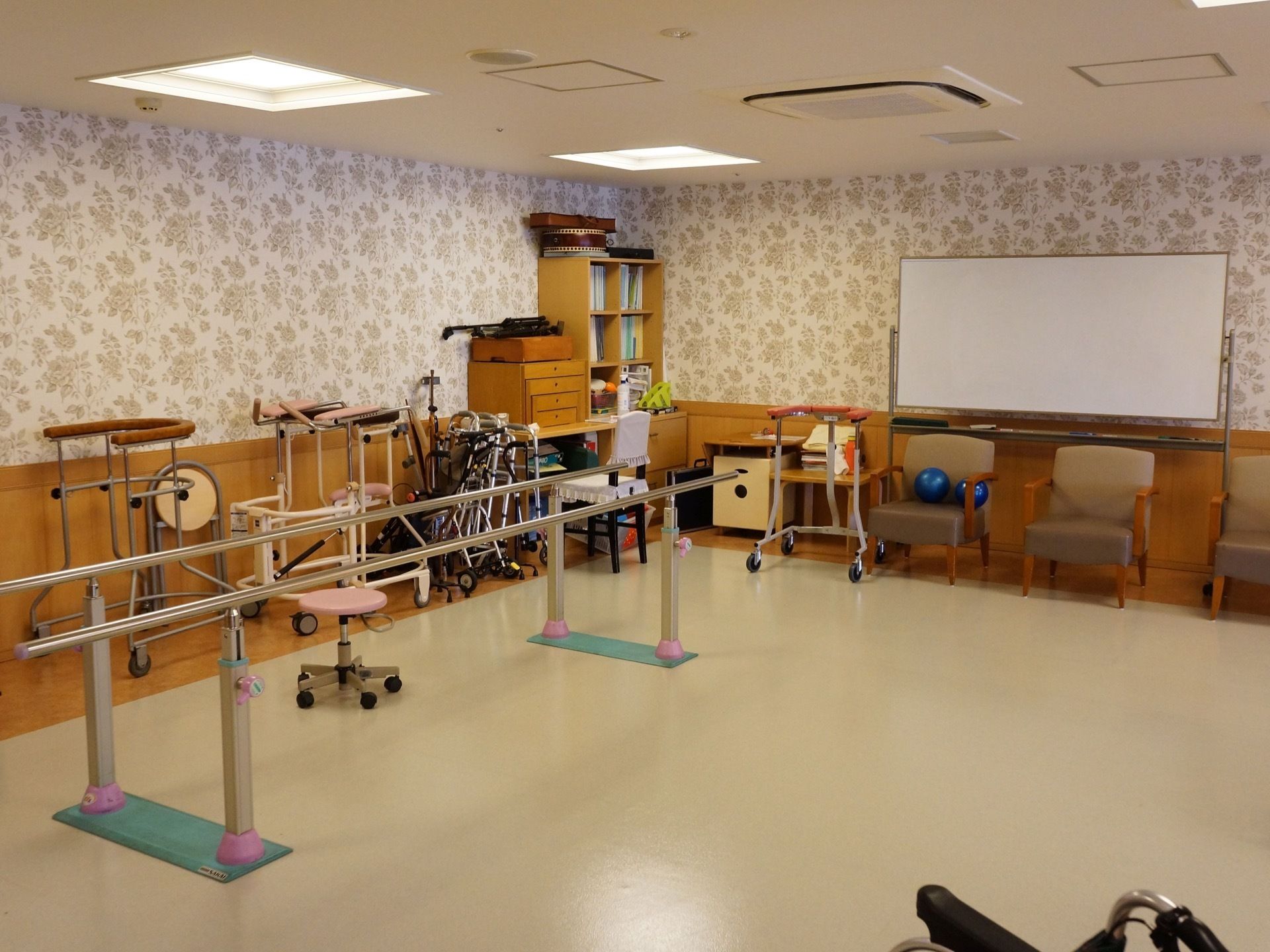 訓練のための器具だけでなく疲れた時に休憩できるよう部屋のいたるところに椅子を設置している。また、最適な訓練ができるよう工夫をしている。