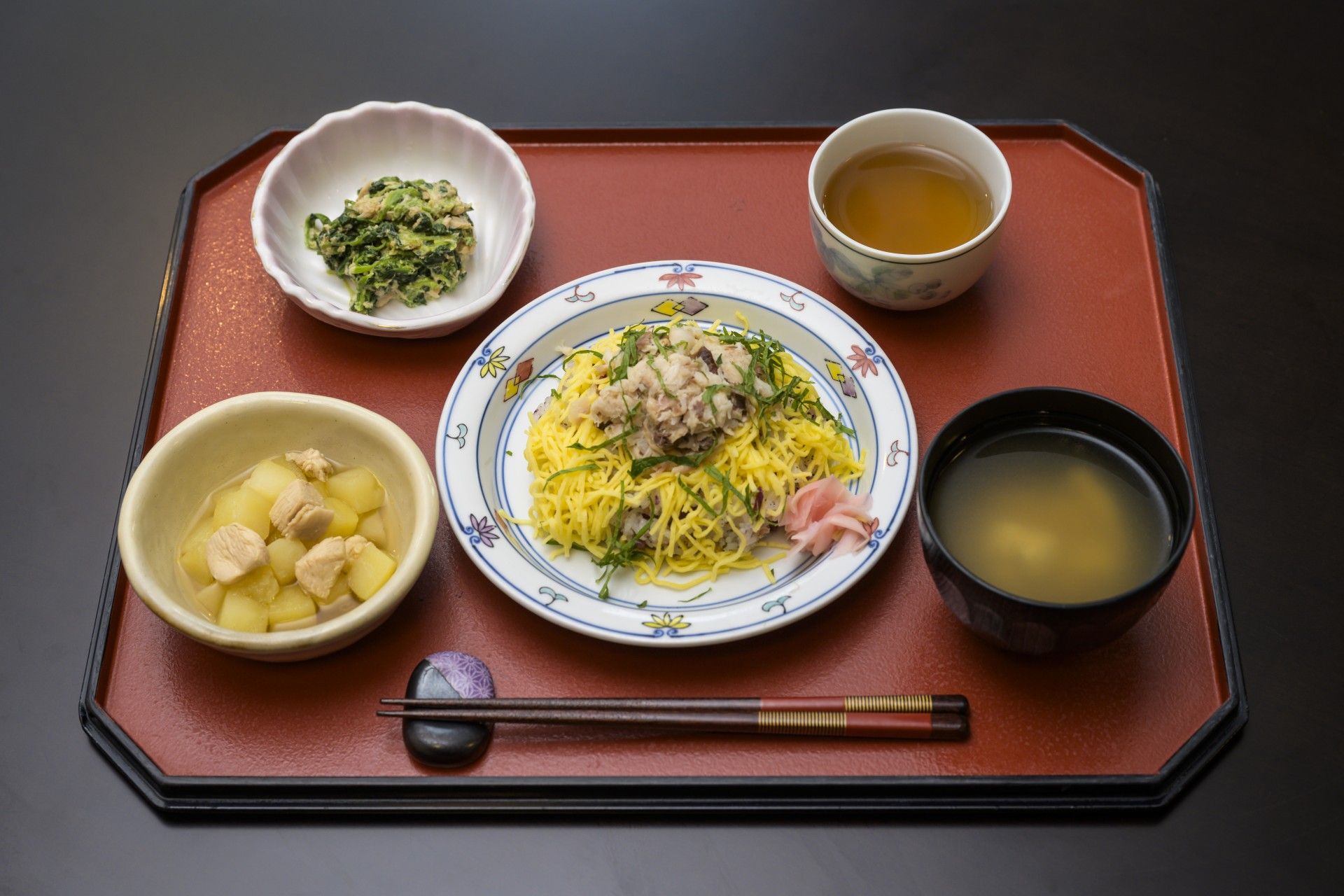 彩り豊かな食事の膳