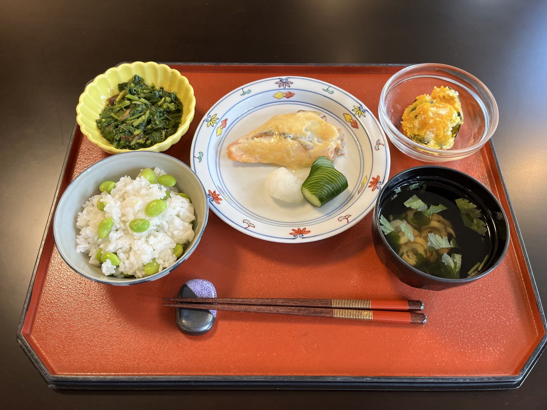 彩り豊かな食事の膳