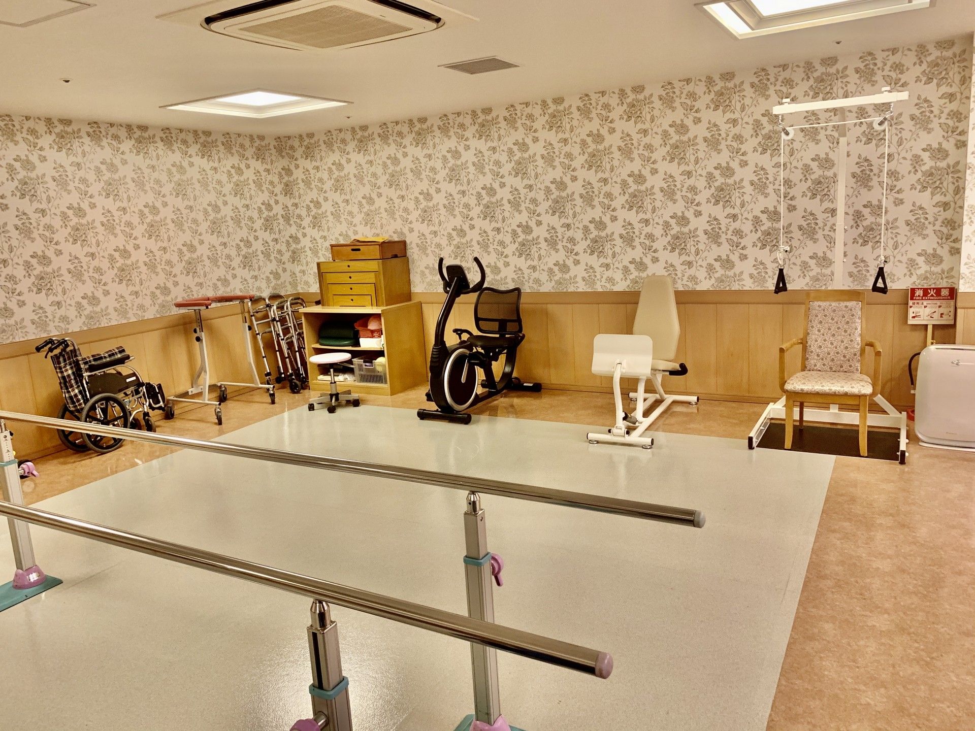 訓練のための器具だけでなく疲れた時に休憩できるよう部屋のいたるところに椅子を設置している。また、最適な訓練ができるよう工夫をしている。