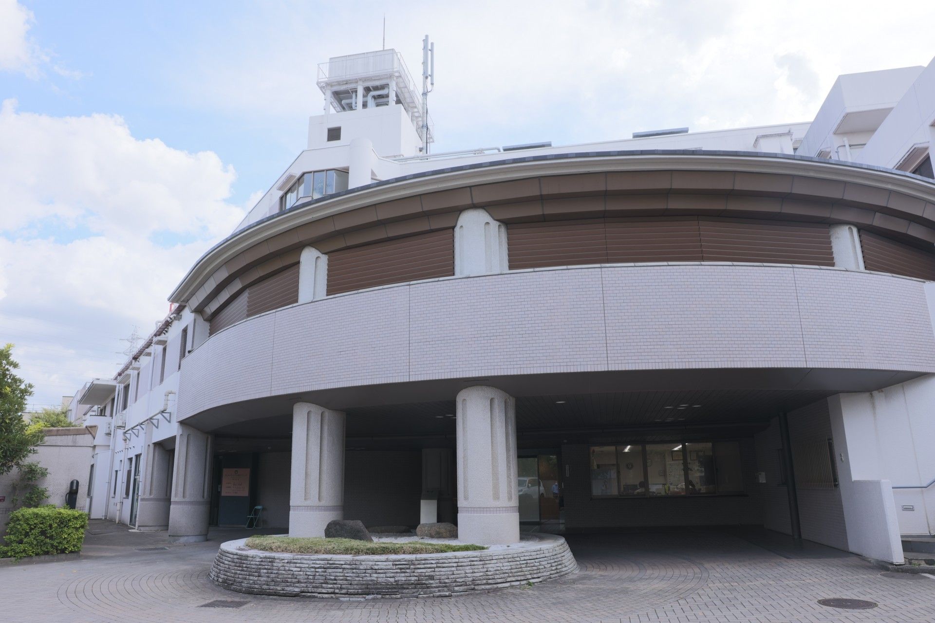 円形の建物のエントランス