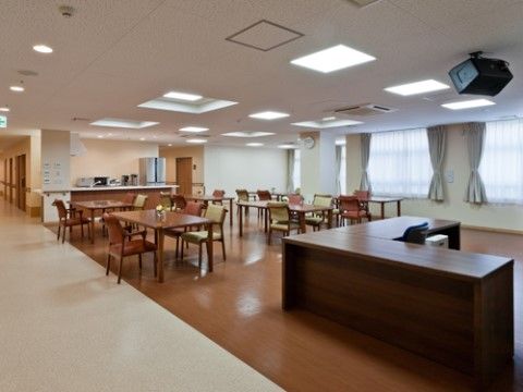 センチュリーハウス武蔵浦和のリビング・ダイニング。毎日沢山の入居者様で大いに賑わう、楽しいお食事風景となっております。