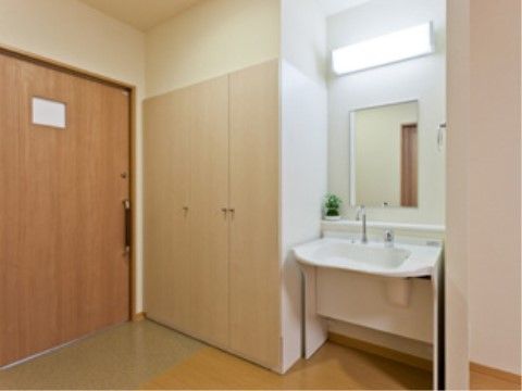 センチュリーハウス武蔵浦和の居室。居室内には個人専用となったバリアフリーデザインの家具が設置されてあります。