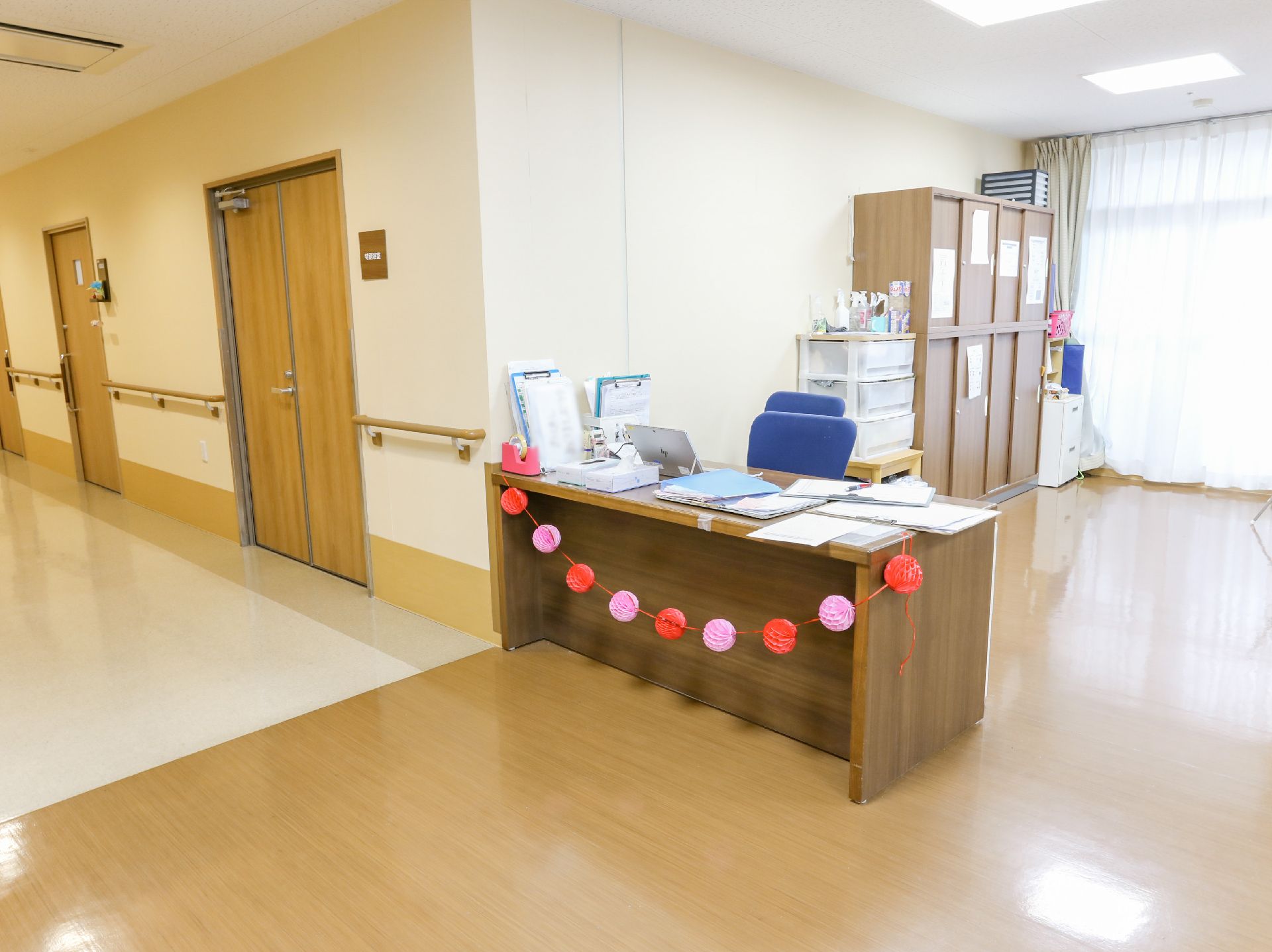 バリアフリーが完備され、手すりが設置され、段差が解消されている廊下