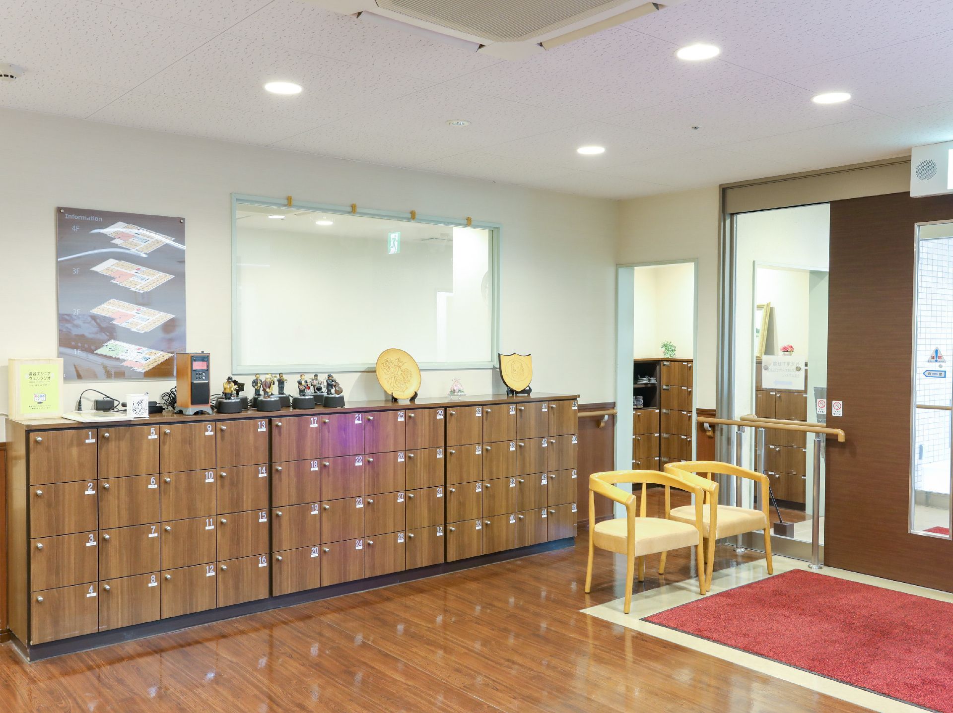 玄関に設置され、入居者の靴が保管されている下駄箱