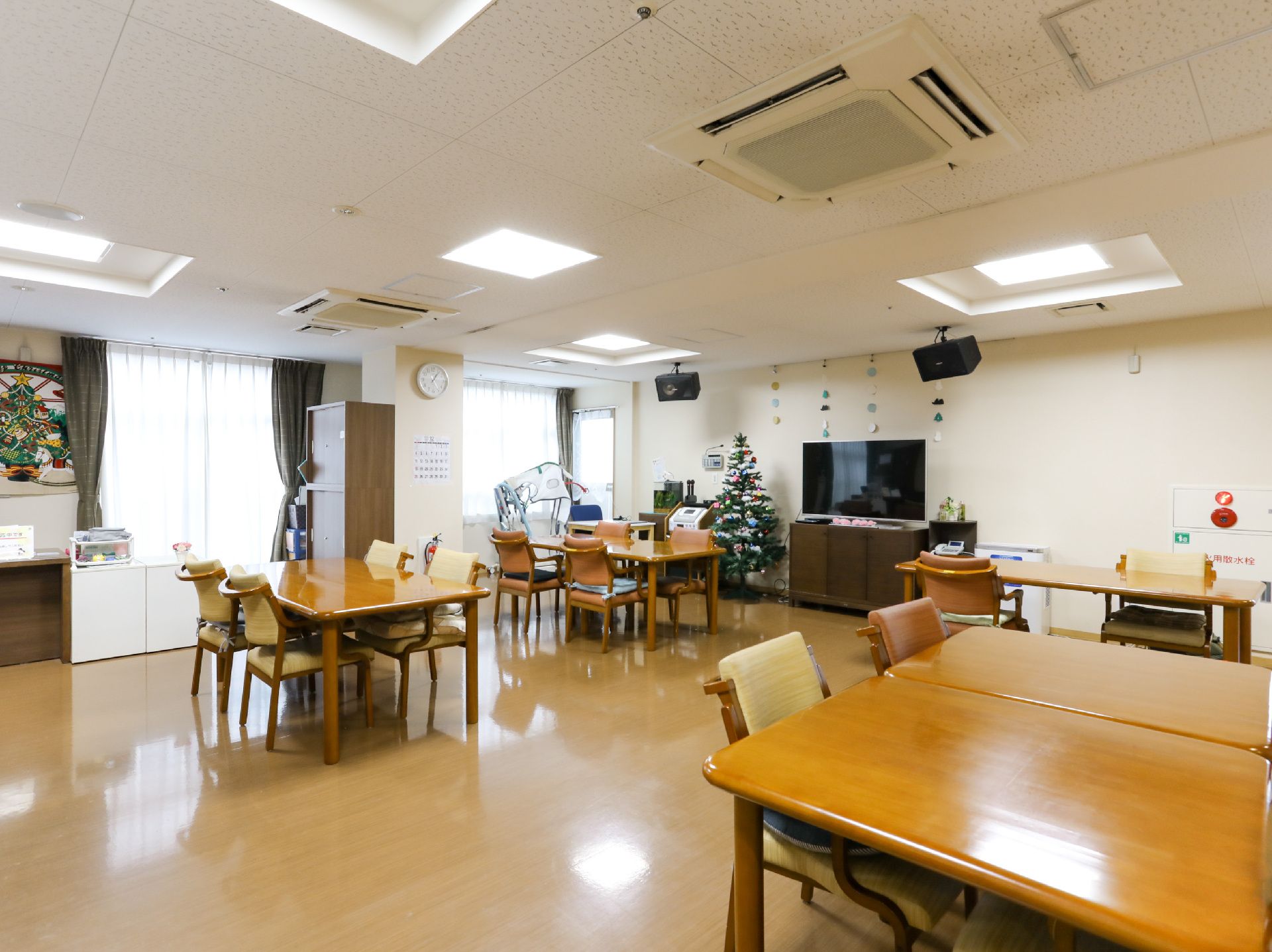 窓が設置されて日差しが降り注ぎ、開放感のある共有スペース
