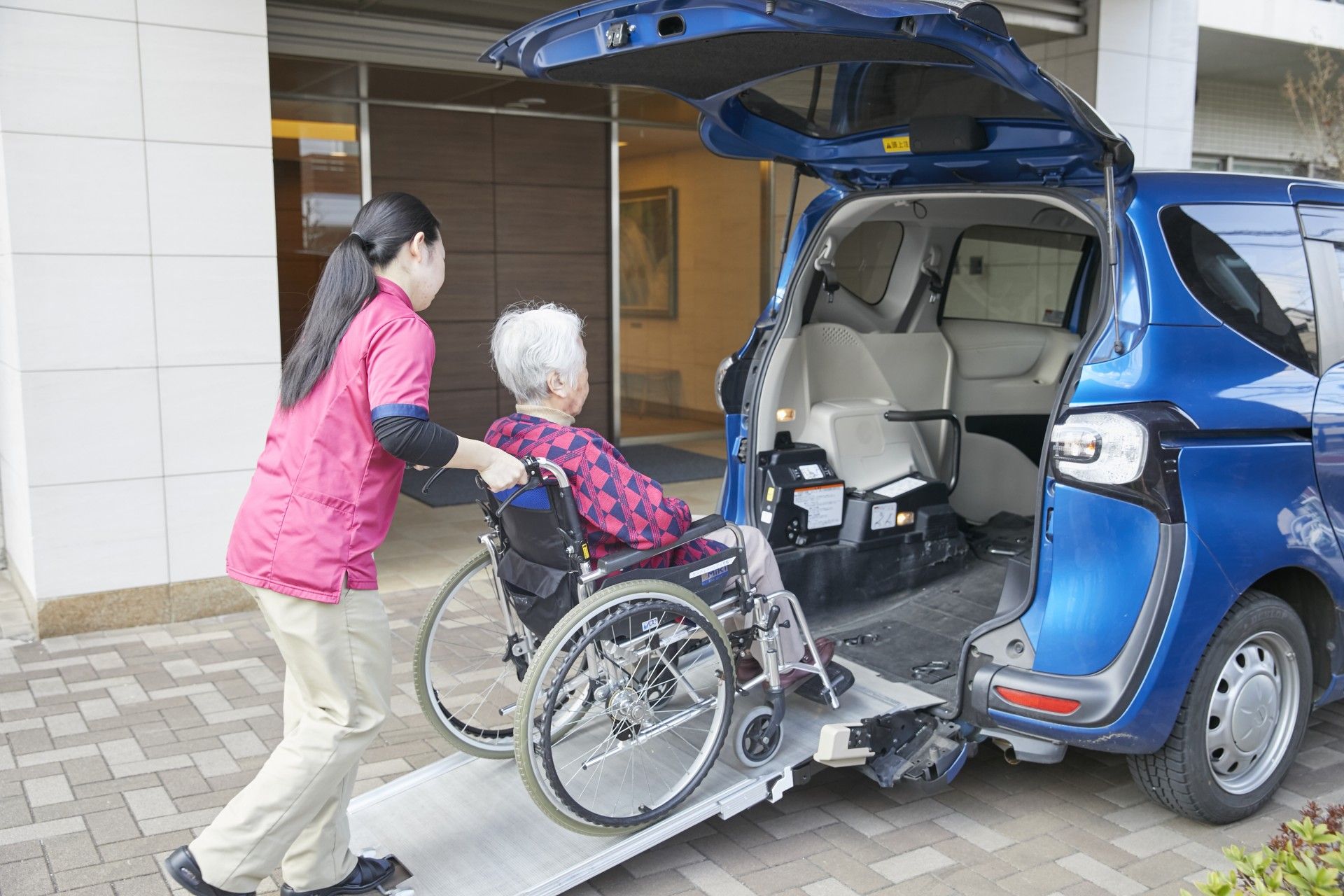 センチュリーハウス武蔵浦和の外観。大きな駐車場を完備しておりますので、ご来訪時はお車でのお越しが出来ます。