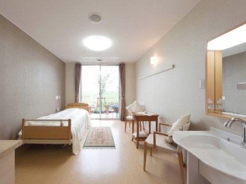 白い清潔感漂う居室である。床はホコリの溜まりにくいフローリングなので、花粉症やアレルギーの方でも快適である。