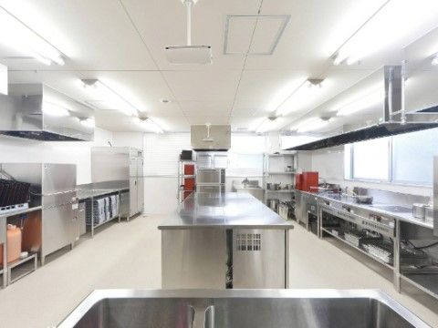 明るく清潔感のある厨房である。整理整頓や清掃が行き届いている。広さがあるので段取りよく作業ができる。