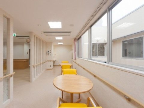 食堂の隣に縦長の談話スペースがある。テーブルと椅子が置かれている。休憩や気の合うお仲間との歓談で利用できる。