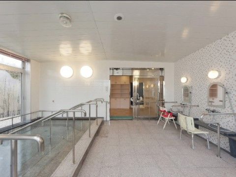 広々として清掃の行き届いた清潔感のある大浴場である。温泉旅館並みの大きな浴槽や、身体を洗うスペースが２ヶ所ある。