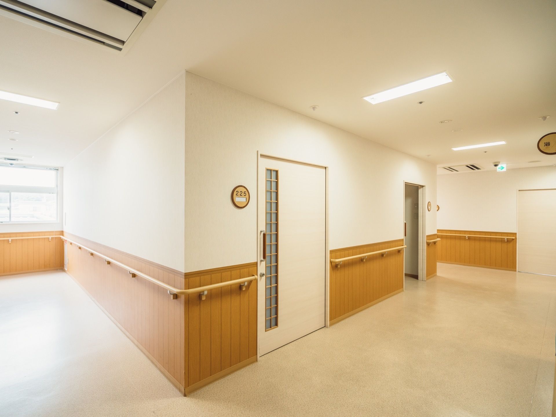 日の光が差し込み明るい通路である。壁には手すりが備わっており、空調が完備されている。各部屋の入口はスライド式になっている。
