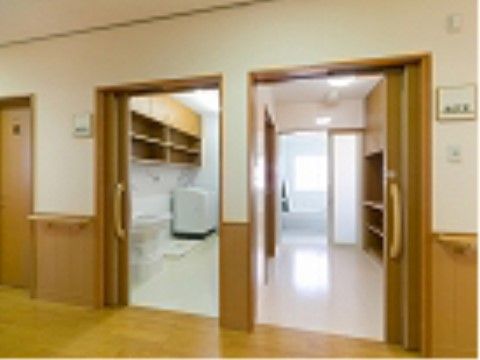 はるかぜの里の居室入口。ドアがスライド式のため、身体が不自由でも出入りが楽々。