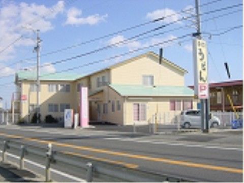 はるかぜの里の外観。クリーム色の外壁の施設。