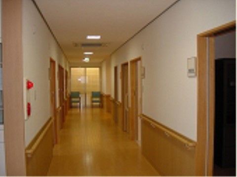 はるかぜの里の廊下。明るいフローリングが館内を清潔感のある雰囲気にしてくれる