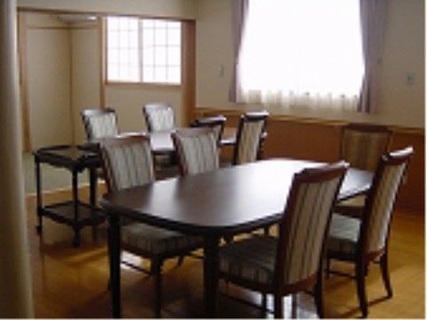 はるかぜの里の食堂。５人１組のダイニングテーブル
