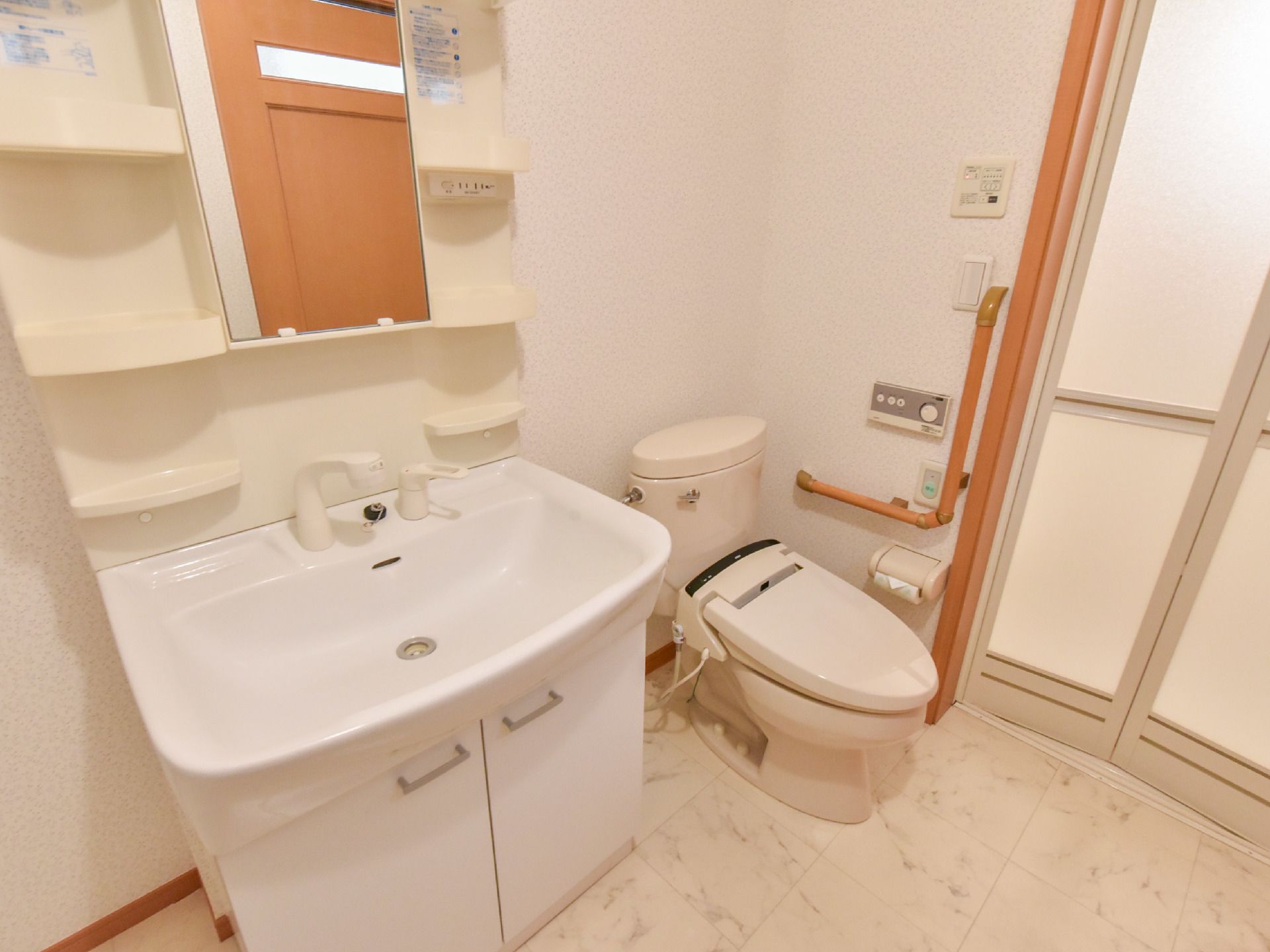 水回りが一か所に集中している。一番手前には洗面台がありその一つ奥にはトイレ、さらに奥にはバスルームが設置されている。