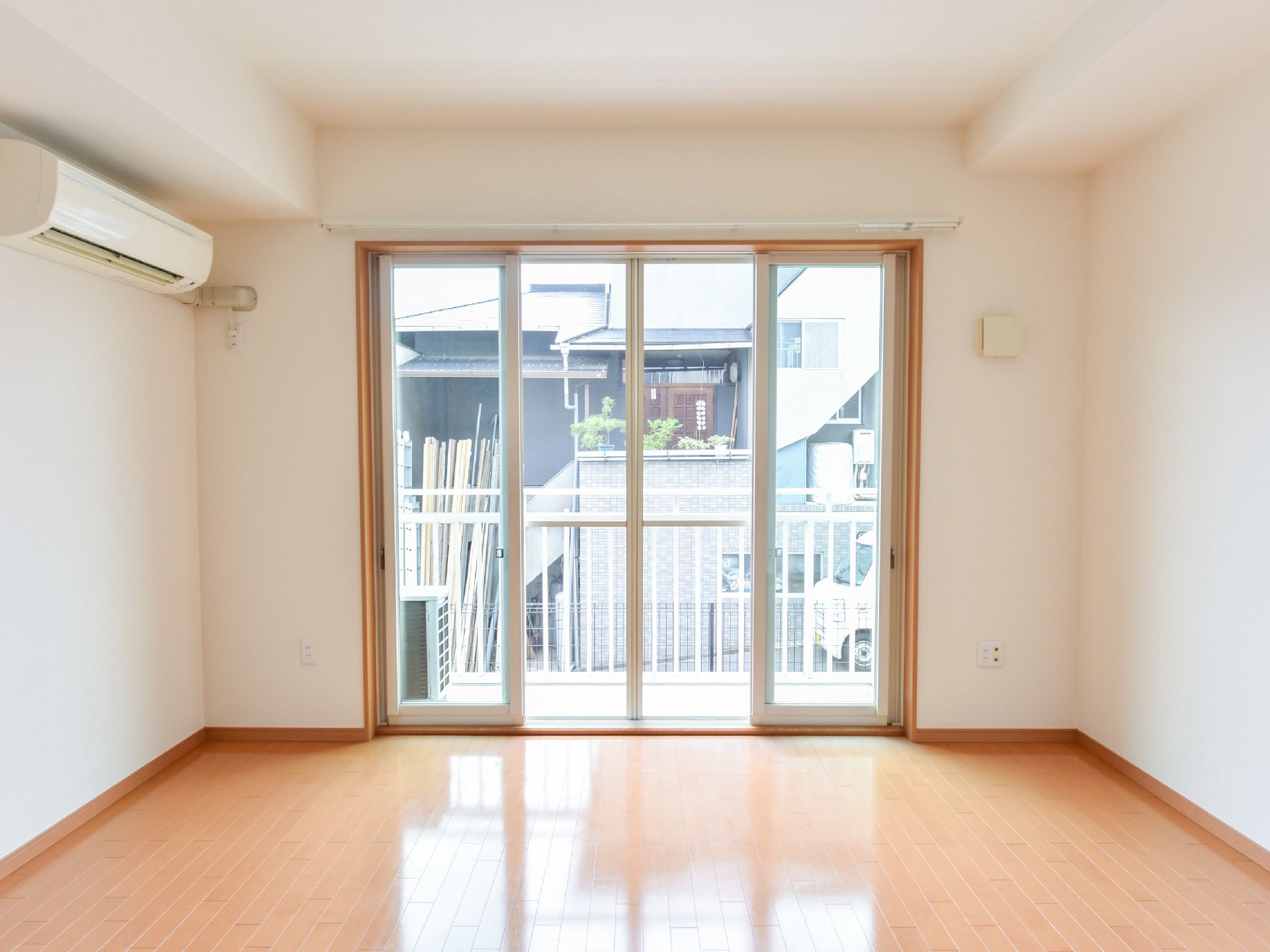 フローリングの部屋は掃除が行き届き、清潔な部屋を保つことがきる。冷暖房完備であり、一年中快適に過ごすことができる。