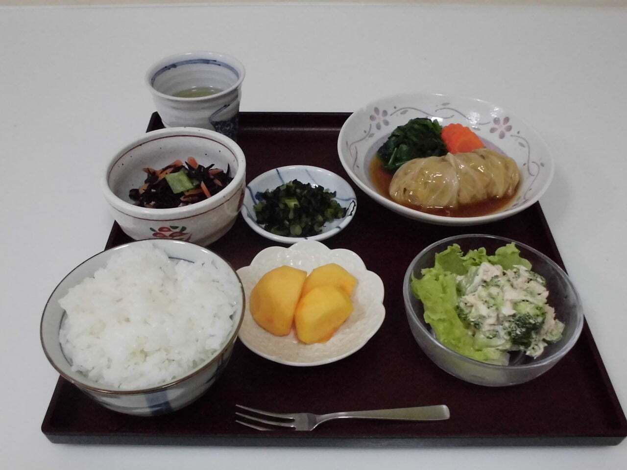 ロールキャベツとひじき煮とブロッコリーのサラダが付いたメニュー