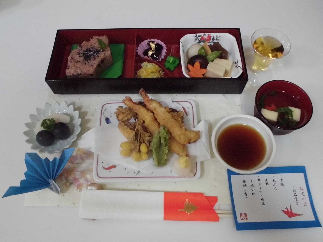 赤飯と野菜の煮物と天ぷらの盛り合わせのセット
