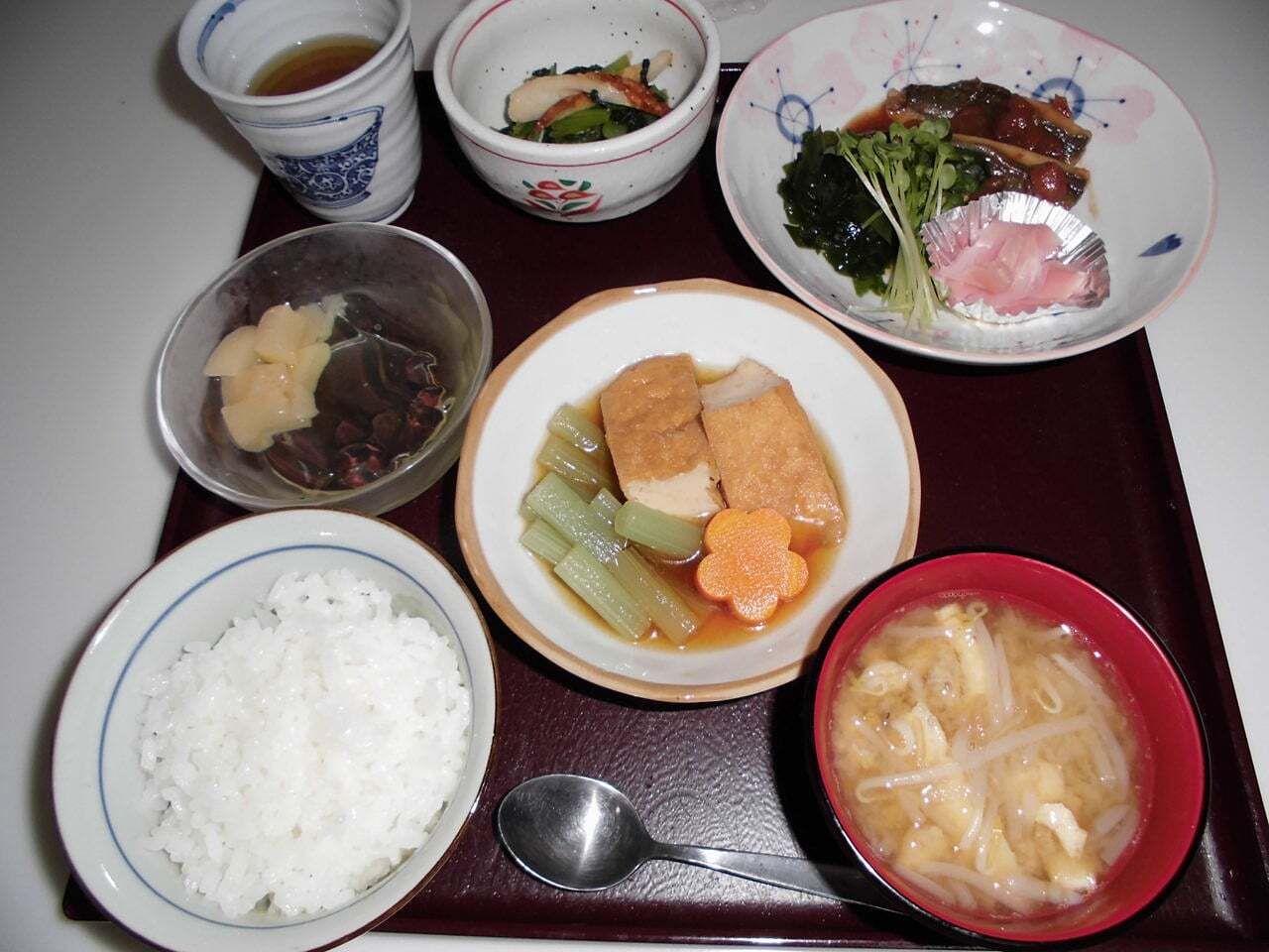 煮魚と厚揚げとふきのとうの煮物、ごはんと味噌汁