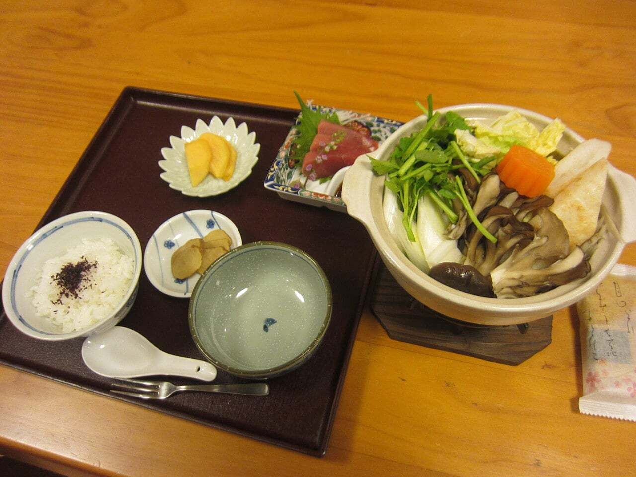 まぐろの刺身と鍋のセット