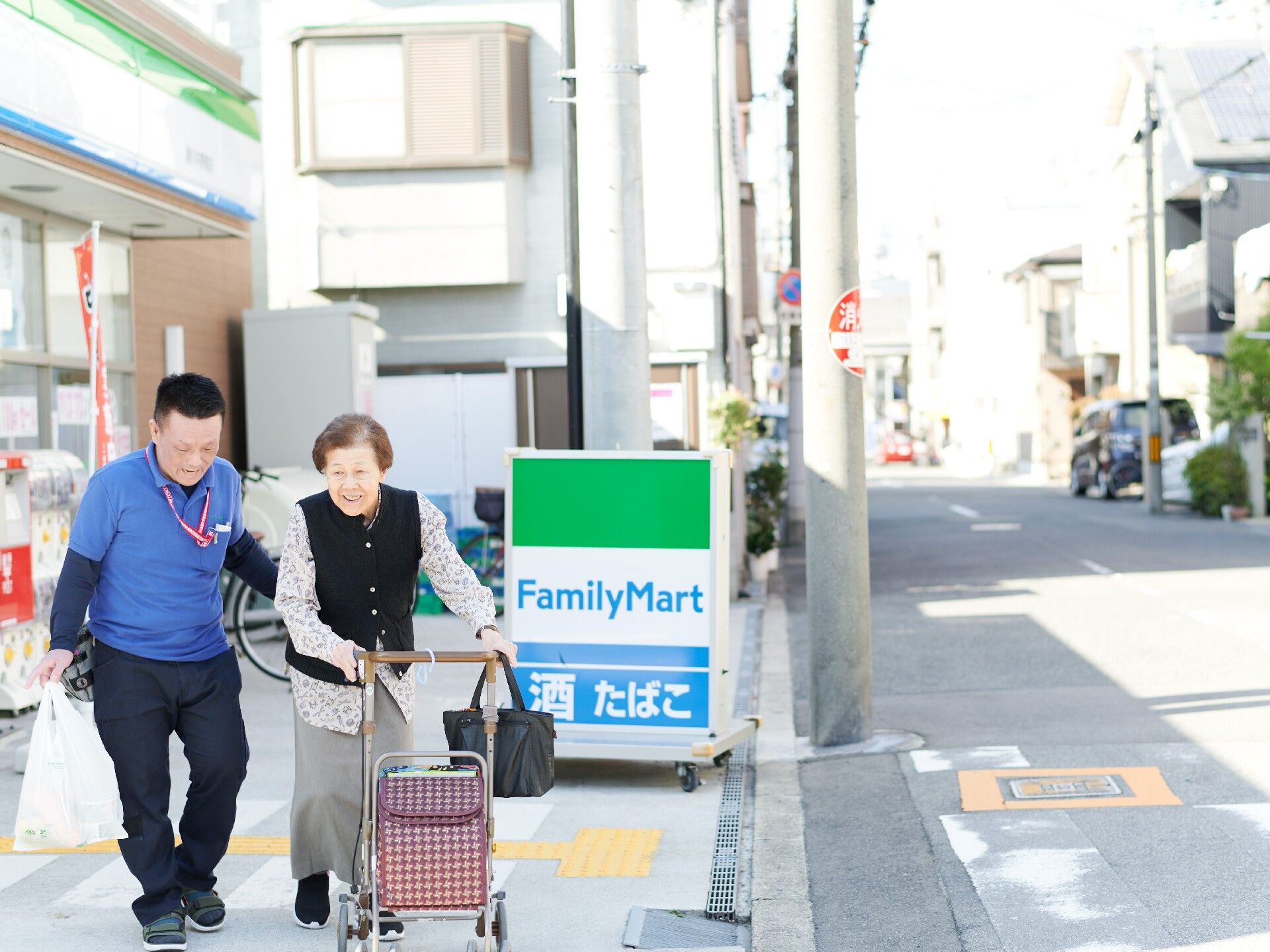 笑顔で散歩する人々