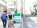 スタッフと散歩する高齢者