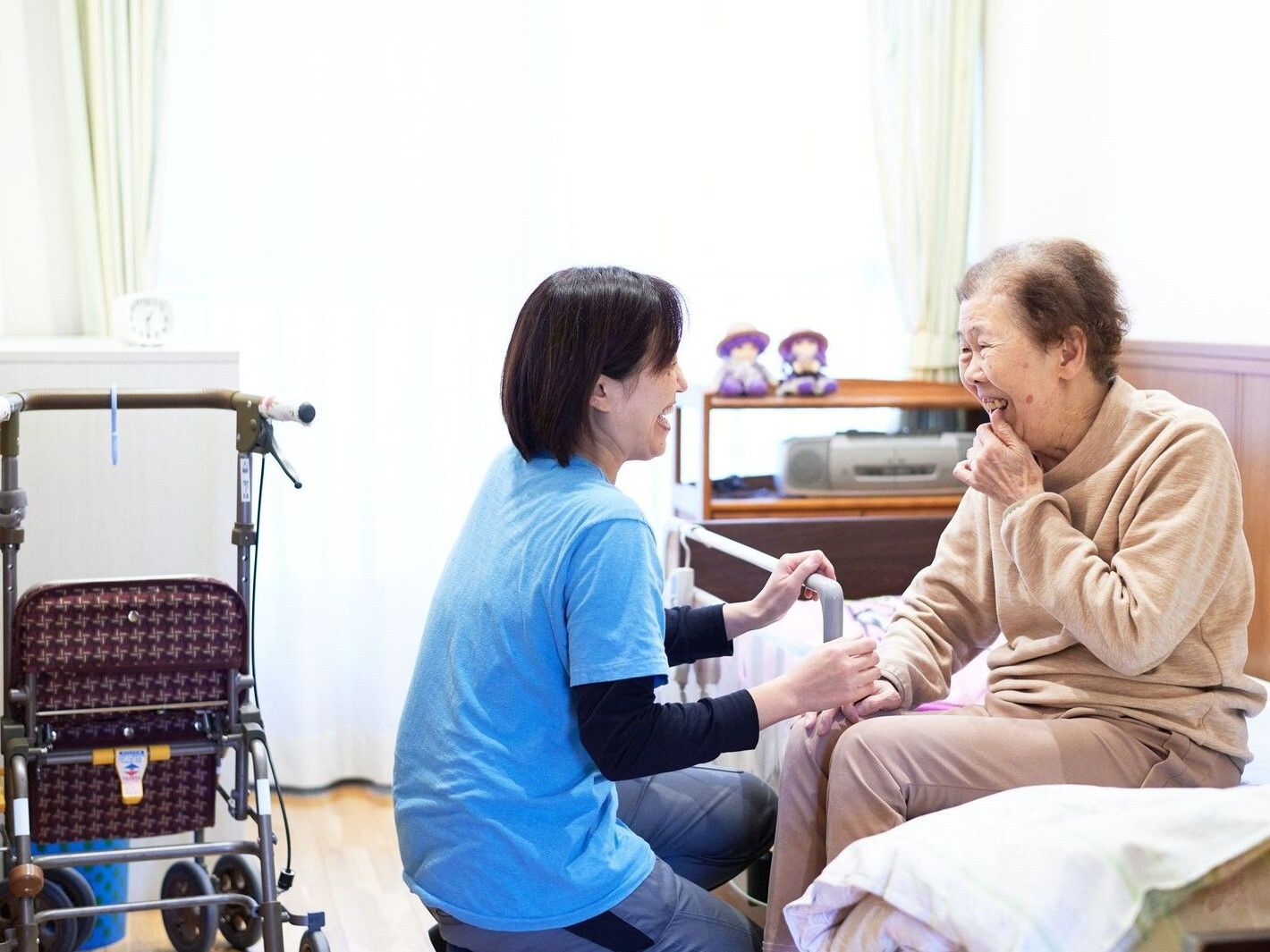 笑顔で会話するスタッフと高齢者