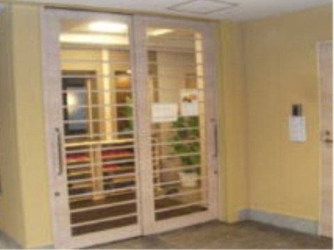 明るいコミュニティスペースの扉