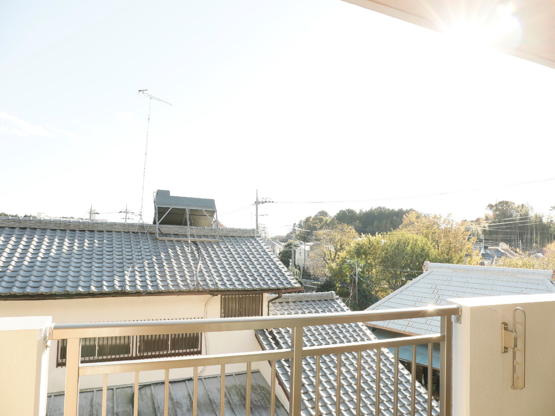 ベランダからは、とても見通しが良く、周囲の住宅の屋根が見える。外の景色を楽しめて、解放感を感じられる。