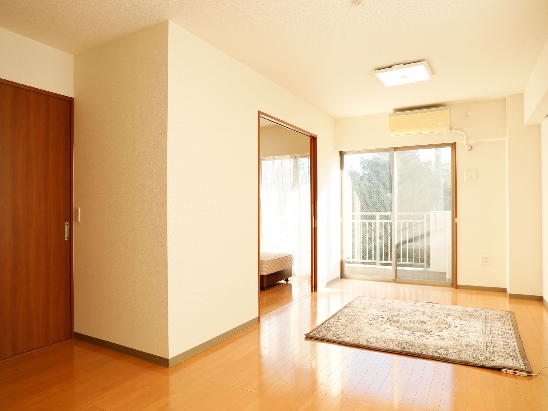 落ち着いた色のフローリングで、部屋はとても明るくて広く、幾つかの部屋がある、一般の住宅のようである。