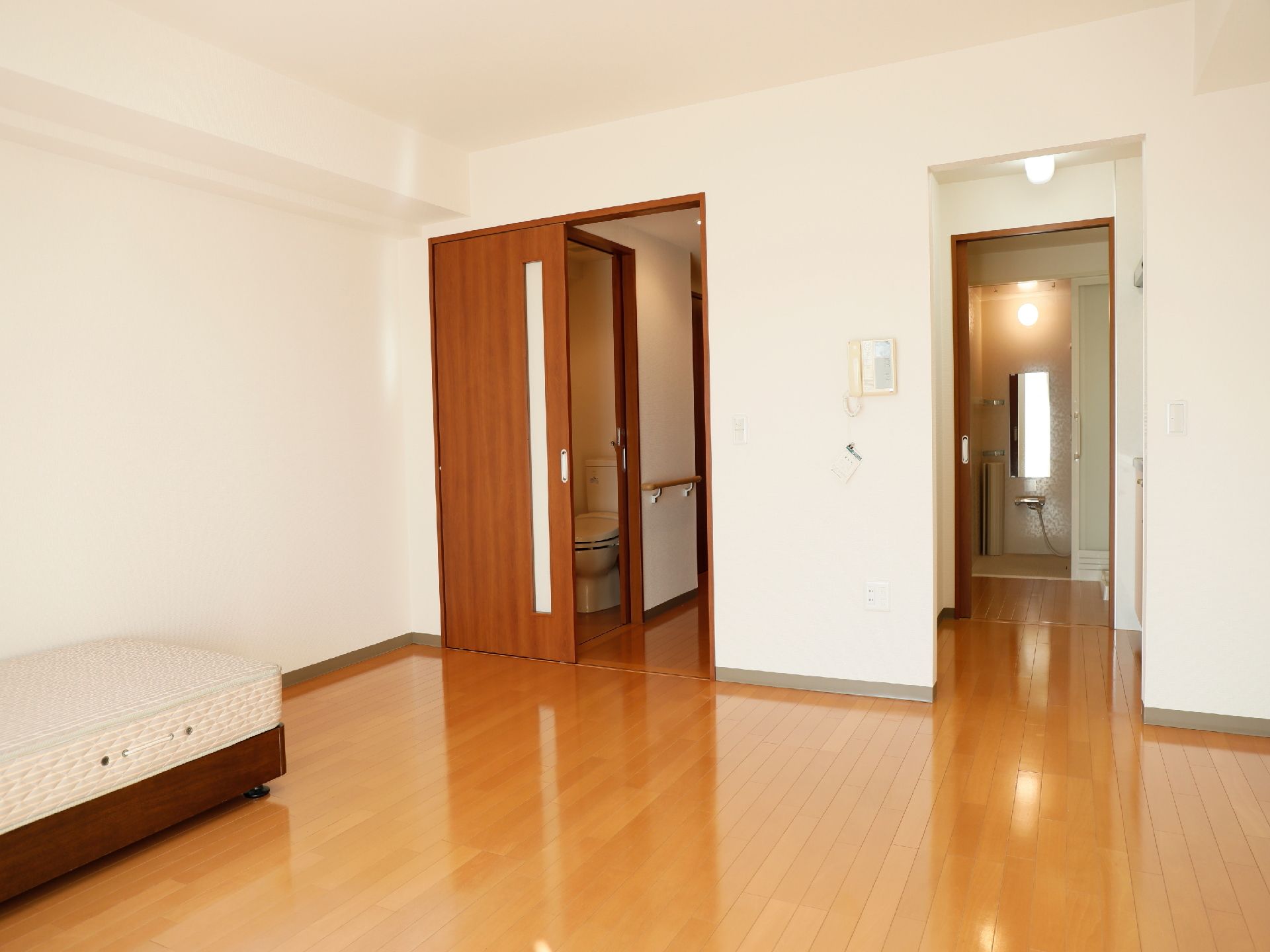 明るくて広い居室はすべての部屋がフローリングで繋がっているので、車椅子の移動もスムーズで全く不便はない。