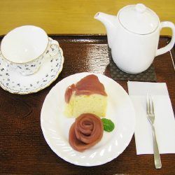 バラを模したケーキセットとコーヒーカップとポット