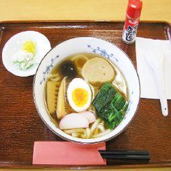 ゆで卵やほうれん草やかまぼこをトッピングしたラーメン