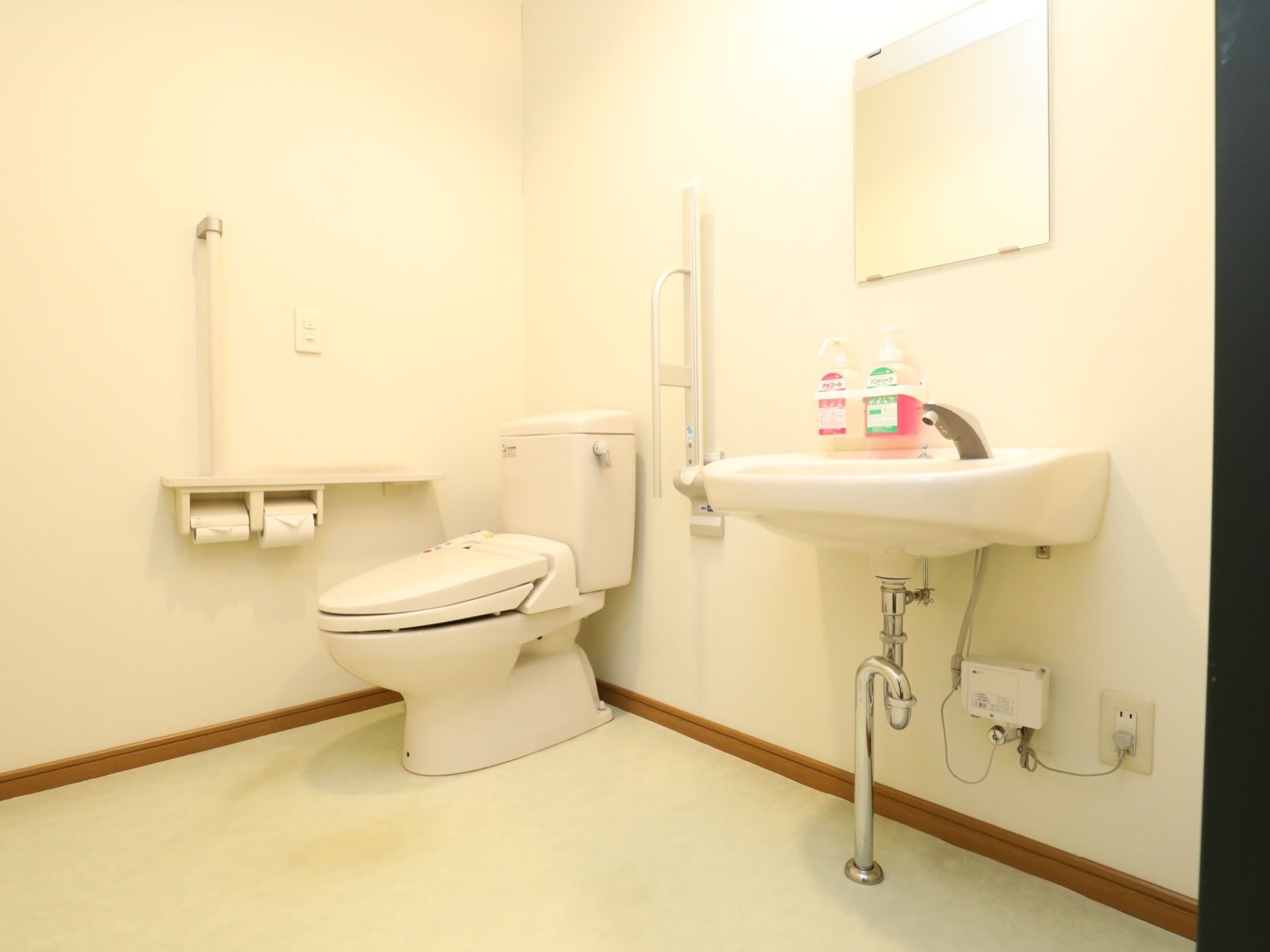 センサー付き洗面台や、温水洗浄便座器が完備されているトイレである。レバー式手すりや呼び出しブザーを設置している。