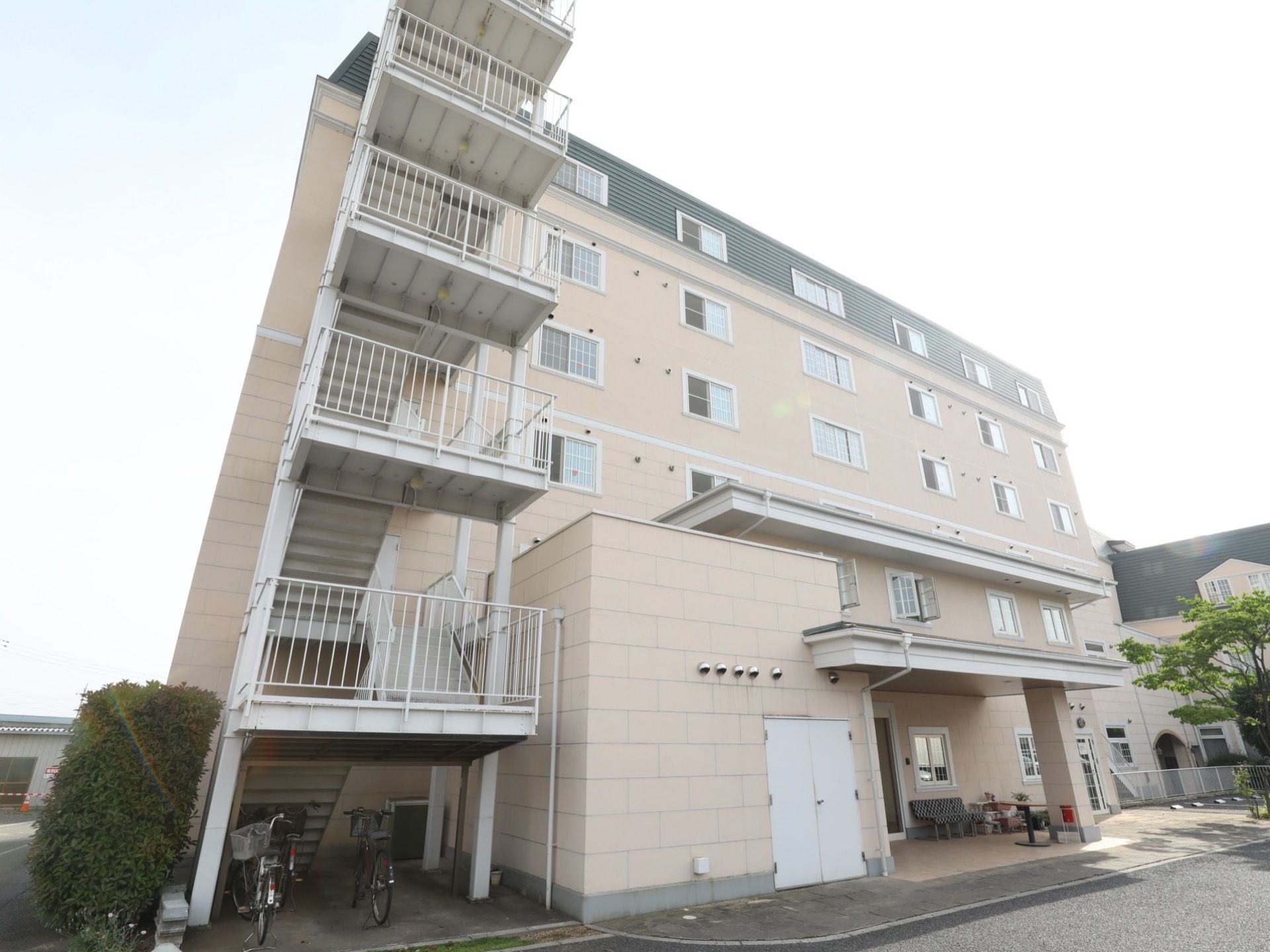 鉄筋コンクリート6階建て、バリアフリー賃貸マンションである。アクセス良好でのどかなで閑静な住宅地に立地する。