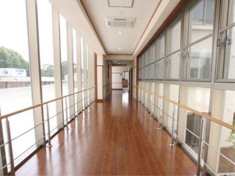 渡り廊下の天井には天掛せ式の大型エアコンが設置されており、気温差のある空間を常に一定の室温に保つことが可能である。