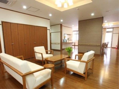 リビングの手前にあるソファーには肘掛けに丸い小型のテーブルが設置されており、飲み物などを置くことができる。