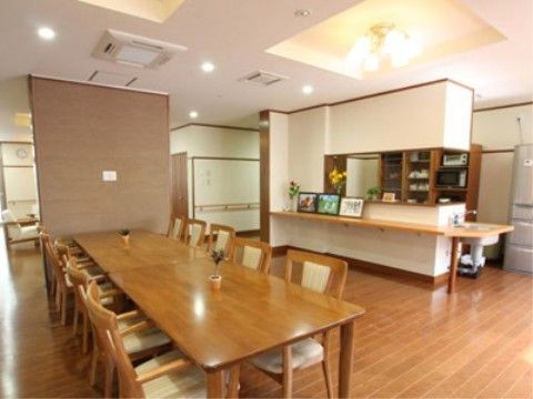 食堂には水屋があり毎日使用するマグカップや湯のみなどを保管することができ、いつでも取り出して使用することができる。