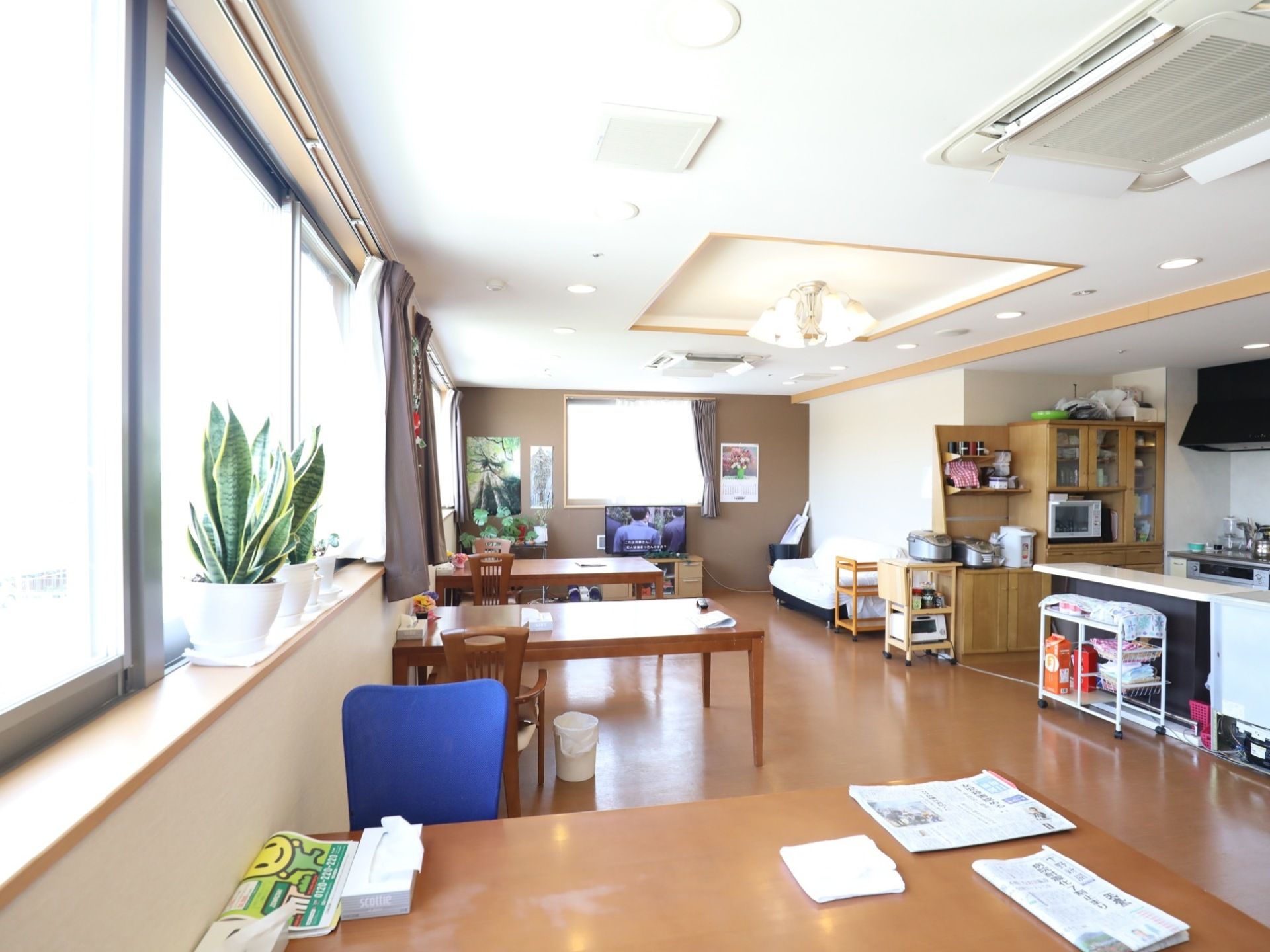 食堂としても使われている共有スペース。天井の中央にはシャンデリア風にデザインされた照明が取り付けられている。