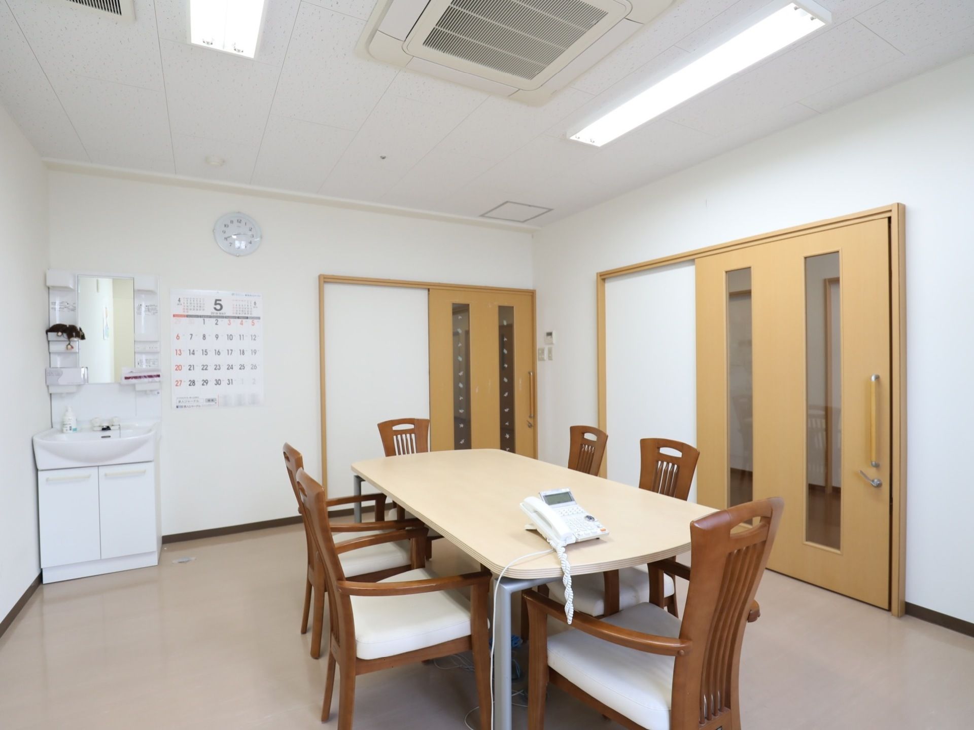 浴室に隣接する更衣室の前に設けられた休憩用のスペース。中央や壁際には座席が設けられ、写真の外には自動販売機も設置されている。