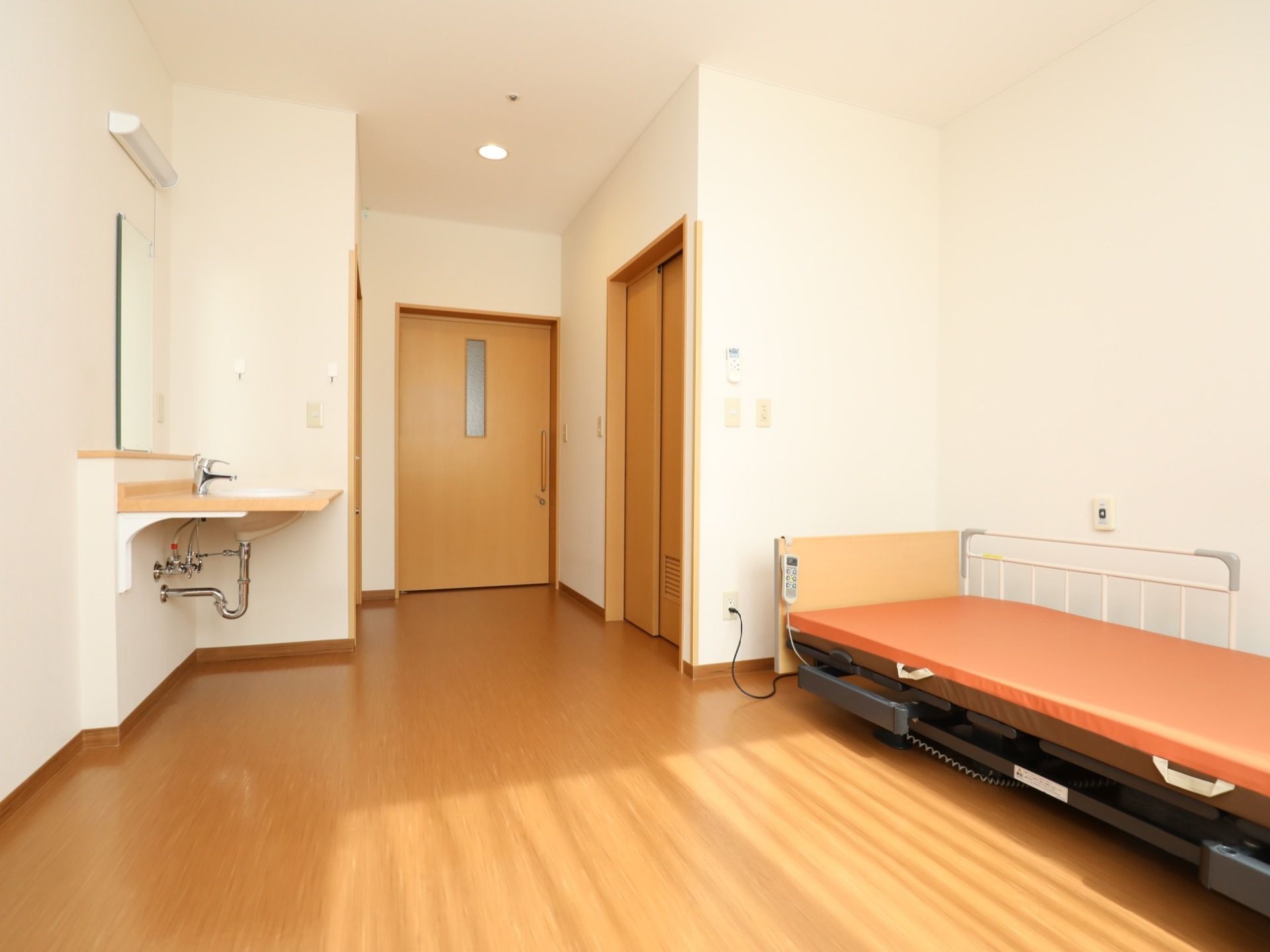居室は全面フローリングで、入り口側には収納クローゼットとトイレ、洗面台が集中して配置されたレイアウトとなっている。