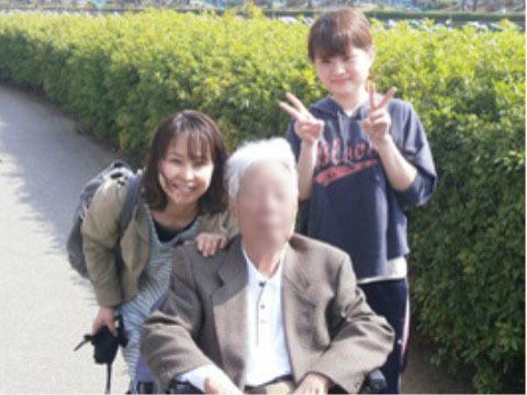 散歩道で撮影した2人の付き添いの職員と車椅子に座る入居者